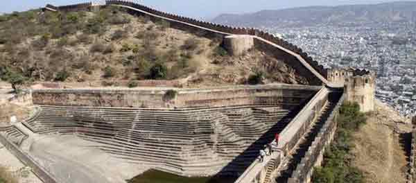 body found hanging from the ramparts of Nahargarh Fort implies Padmavati protest